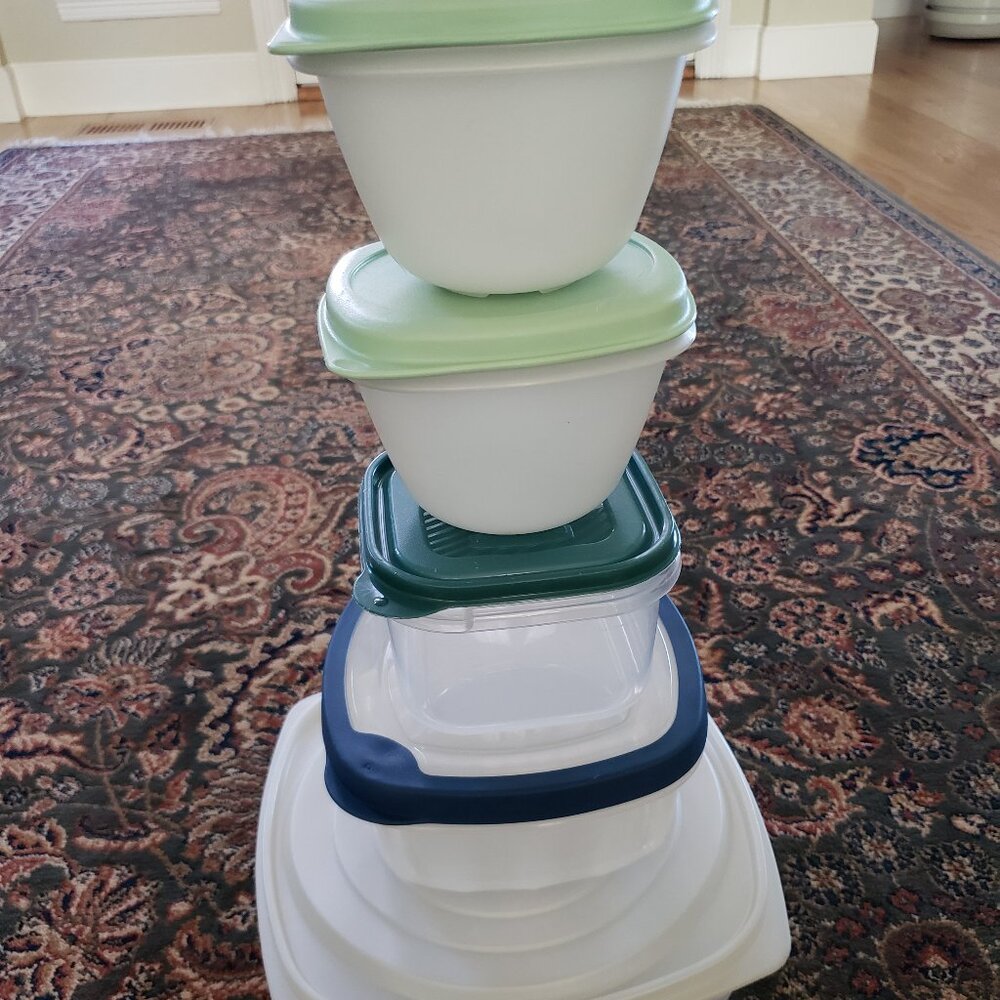 Lot of 5 Food Storage Containers with lids - Various sizes - Picture 2 of 15